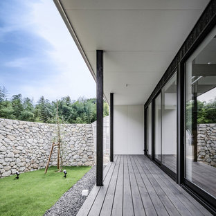 大阪の中サイズのトロピカルスタイルのおしゃれな中庭のテラス (張り出し屋根) の写真