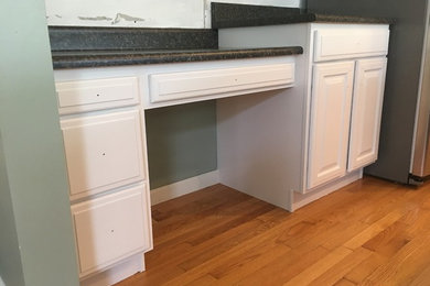 Kitchen - modern kitchen idea in Cleveland