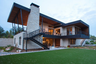 Foto de fachada de casa blanca minimalista extra grande de dos plantas con revestimiento de piedra y tejado plano