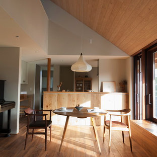 大阪のモダンスタイルのLDKの画像 (白い壁、無垢フローリング、茶色い床)