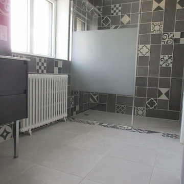 Rénovation salle d'eau en noir et blanc