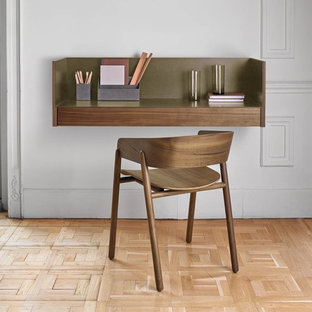 Modelo de despacho contemporáneo, pequeño, sin chimenea, con paredes beige, suelo de madera en tonos medios, escritorio empotrado y suelo azul