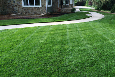This is an example of a large rustic drought-tolerant and partial sun front yard landscaping in Denver for fall.