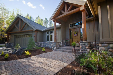 Example of a mountain style entryway design in Portland
