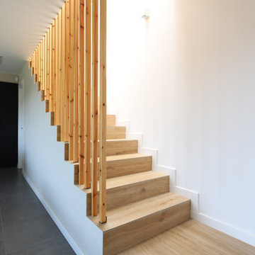 Celosías separadoras en las escaleras de madera en casa de Sant Fost