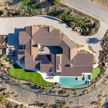 Seamless Indoor-Outdoor Living: A Home Designed for Entertaining and Privacy