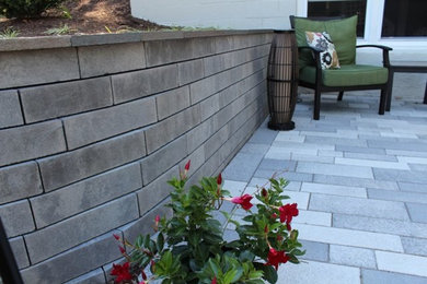Inspiration for a traditional landscaping in Philadelphia.