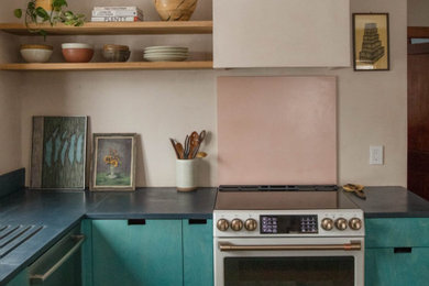 ボストンにあるミッドセンチュリースタイルのおしゃれなキッチンの写真