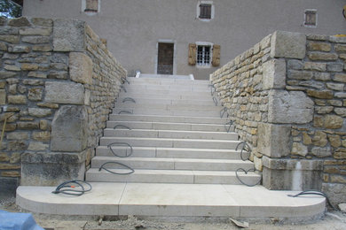 escaliers en pierre massive