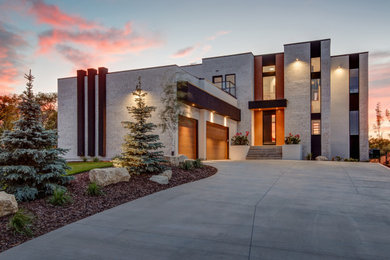 Zweistöckiges Modernes Einfamilienhaus mit Steinfassade, bunter Fassadenfarbe, Flachdach, Schindeldach, schwarzem Dach und Verschalung in Sonstige