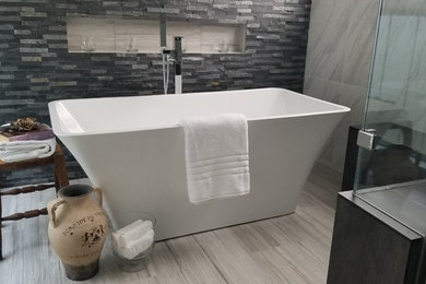 Minimalist bathroom photo in Houston