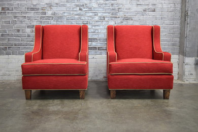 Angelica: chairs with contrast piping and leather sofa