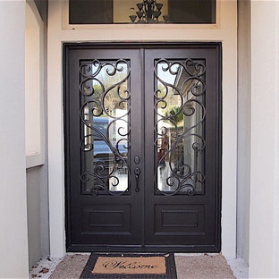 Неиссякаемый источник вдохновения для домашнего уюта: маленькая входная дверь в классическом стиле с бетонным полом, двустворчатой входной дверью, серыми стенами и металлической входной дверью