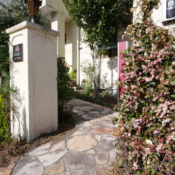 プロバンス風の外観に螺旋階段とアジアンテイストの洋室がある家