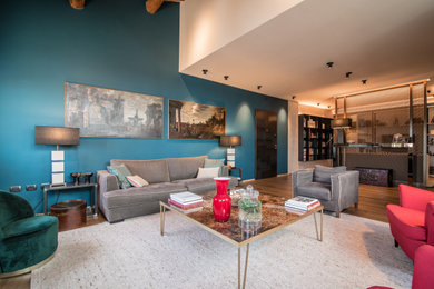Esempio di un soggiorno di medie dimensioni e chiuso con pareti blu, pavimento in legno massello medio, soffitto a cassettoni e con abbinamento di divani diversi