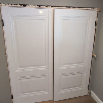 Lucia 8831 White double door with black dummy handles and magnetic catchers.
