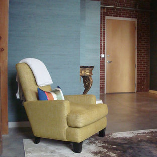 Bild på en mellanstor eklektisk ingång och ytterdörr, med blå väggar, betonggolv, en enkeldörr och ljus trädörr