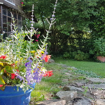 L'allée en pierre de la petite maison normande