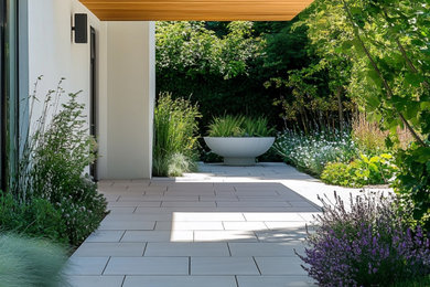 Inspiration for a modern front yard landscaping.