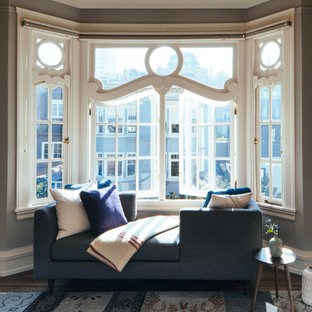 Immagine di una camera matrimoniale vittoriana di medie dimensioni con pareti grigie