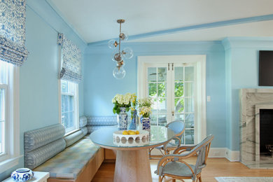 Example of a minimalist dining room design in Miami