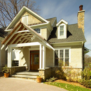 Idéer för ett klassiskt gult hus, med två våningar, sadeltak och tak i shingel