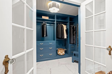Foto di uno spazio per vestirsi unisex chic di medie dimensioni con ante in stile shaker, ante blu, pavimento in marmo, pavimento multicolore e soffitto in legno