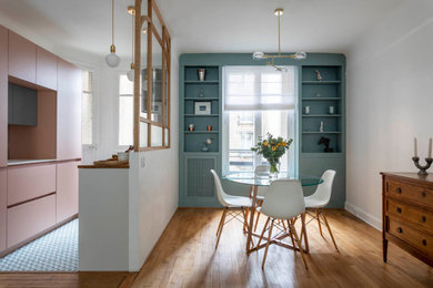 パリにある高級な小さなトランジショナルスタイルのおしゃれなキッチン (アンダーカウンターシンク、ピンクのキャビネット、木材カウンター、ミラータイルのキッチンパネル、シルバーの調理設備、淡色無垢フローリング) の写真