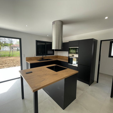 Cuisine sur-mesure contemporaine noire et bois en L avec îlot.
