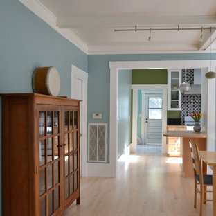 Свежая идея для дизайна: маленькая п-образная кухня-гостиная в стиле фьюжн с врезной раковиной, фасадами в стиле шейкер, светлыми деревянными фасадами, столешницей из ламината, серым фартуком, фартуком из цементной плитки, техникой из нержавеющей стали, светлым паркетным полом, желтым полом и черной столешницей - отличное фото интерьера