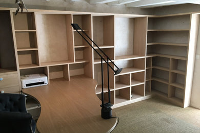 Cette photo montre un grand bureau tendance avec une bibliothèque ou un coin lecture et un bureau intégré.
