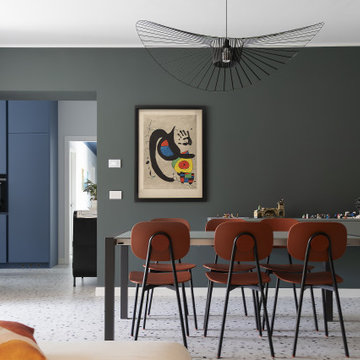 Oasi colorata: soggiorno e cucina tra Blu, Verde e Arancio
