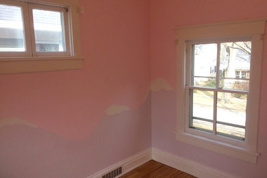 オレンジカウンティにあるお手頃価格の中くらいなトランジショナルスタイルのおしゃれな子供部屋 (ピンクの壁、無垢フローリング、児童向け) の写真