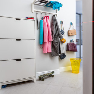 Пример оригинального дизайна интерьера: узкая прихожая в современном стиле с серыми стенами и серым полом