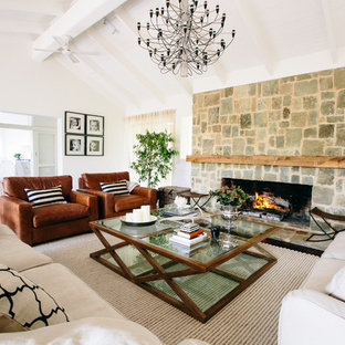 Mittelgroßes, Offenes Mediterranes Wohnzimmer mit Kaminsims aus Stein, weißer Wandfarbe und Kamin in Melbourne