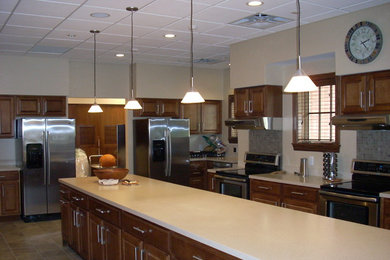 Kitchen - traditional kitchen idea in St Louis