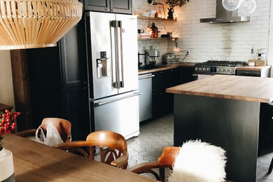Inspiration for a mid-sized eclectic home design remodel in Montreal
