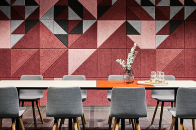 Modernes Arbeitszimmer mit Studio und roter Wandfarbe in Stockholm