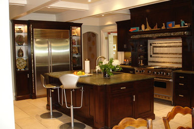 Kitchen - transitional kitchen idea in New York