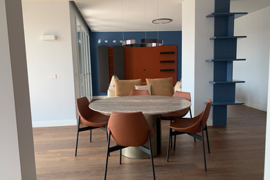 Foto di un ampio soggiorno design aperto con pareti blu, parquet scuro, TV a parete, pavimento marrone e boiserie