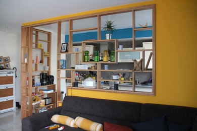 Inspiration pour un salon minimaliste de taille moyenne et ouvert avec un mur jaune et un sol blanc.