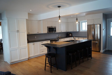 Beach style kitchen photo in Toronto
