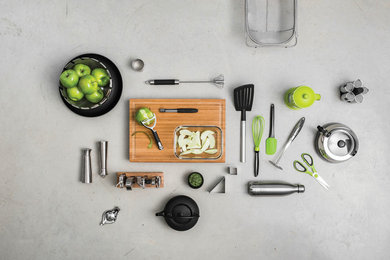 Kitchen - traditional kitchen idea in Tampa
