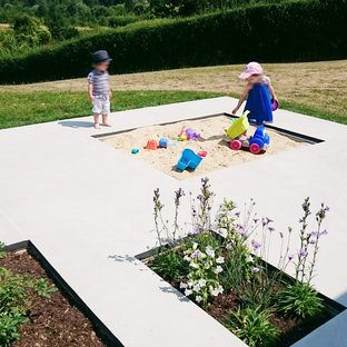 This is an example of a scandinavian patio in Paris.