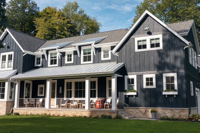 Example of a country home design design in Milwaukee