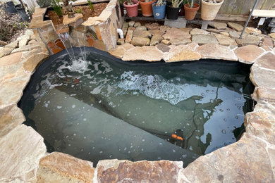 Foto de piscina con fuente natural tradicional de tamaño medio tipo riñón en patio trasero con adoquines de piedra natural