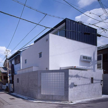 箱を重ねた家