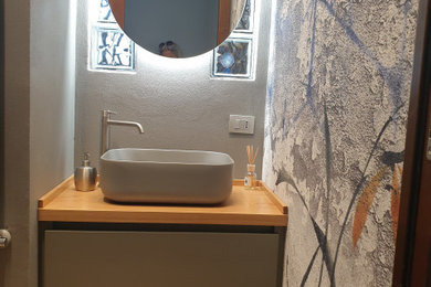 This is an example of a contemporary cloakroom in Milan.