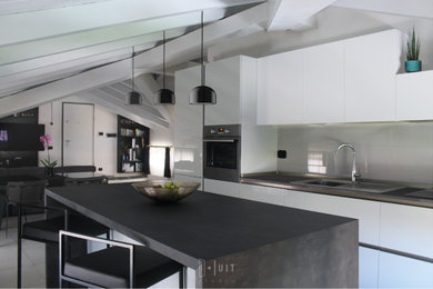 Immagine di una cucina minimalista con soffitto in perlinato