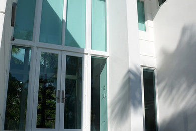Inspiration for a modern home design remodel in Miami